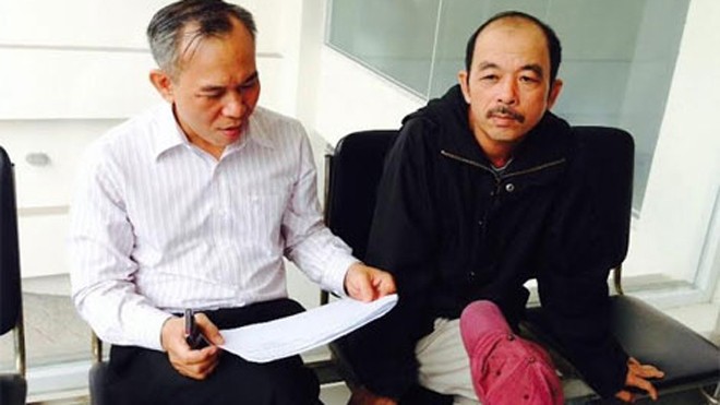 Ông Trương Bá Nhàn (bìa phải) cùng luật sư của mình sau buổi làm việc với VKS 