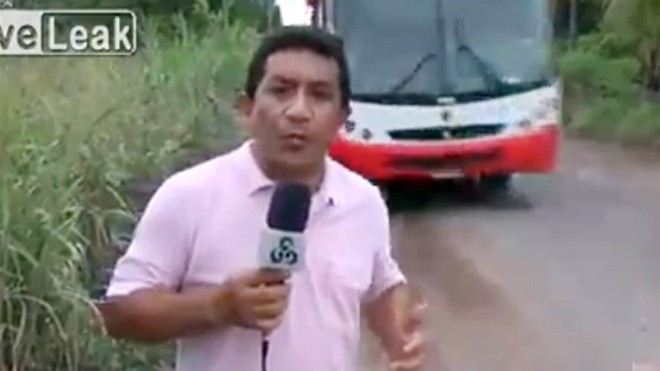 Đưa tin về giao thông, phóng viên suýt bị xe buýt đâm