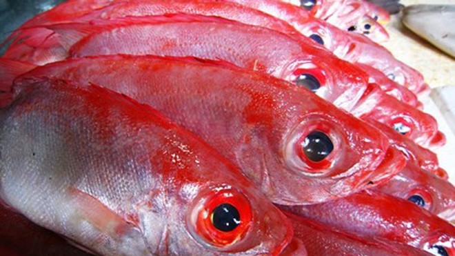 Khi mua thủy, hải sản, người mua cần kiểm tra, quan sát kỹ để không mua phải hải sản ngâm tẩm hóa chất. 