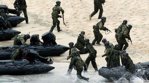 Binh sĩ Nhật trong một cuộc tập trận tái chiếm đảo - Ảnh: Reuters