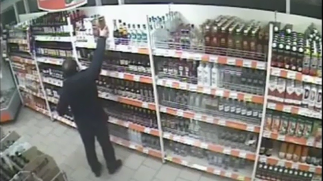 Hình ảnh người đàn ông trộm rượu trong siêu thị.