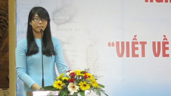  Hồ Thị Thanh Thảo - nữ sinh đoạt giải Nhất cuộc thi "Viết về huyện đảo Hoàng Sa thân yêu" ở Đà Nẵng.
