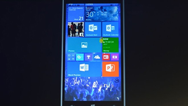 Microsoft trình diễn Windows 10 trên điện thoại. Ảnh: TheVerge.