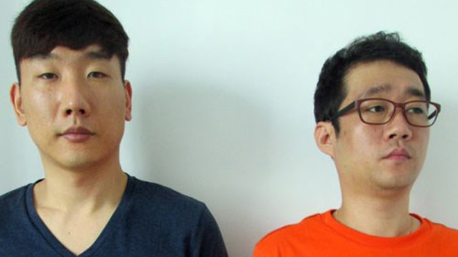 Hai trong số 6 người Hàn Quốc bị bắt quả tang điều hành các website đánh bạc - Ảnh: Cơ quan công an cung cấp