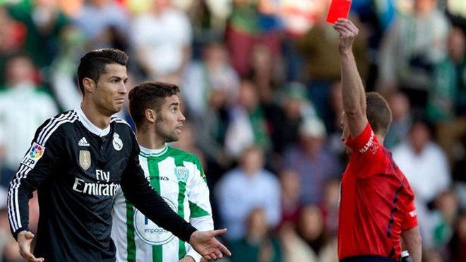 BẢN TIN Thể thao sáng: Ronaldo bị đuổi vì đấm người