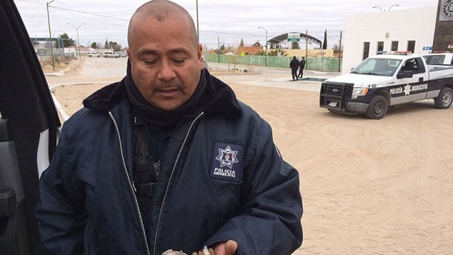 Thanh tra Umberto Mata nhặt những viên đạn trong cát ở thành phố San Agustin. Ảnh: Alasdair Baverstock