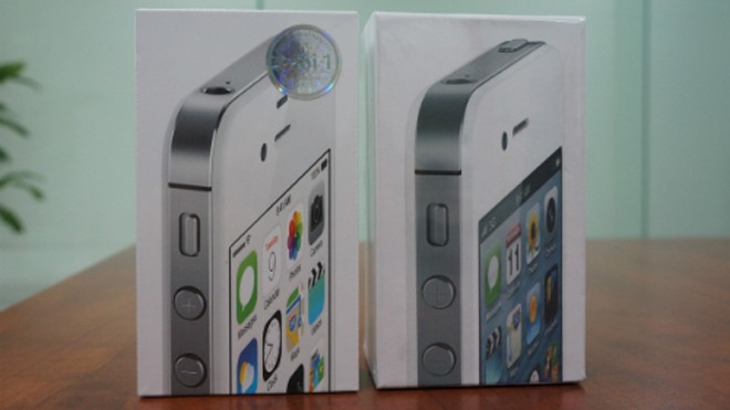 Bên trái là hộp một chiếc iPhone 4S 16GB hàng ngoài. Hình in trên vỏ hộp khác với hàng chính hãng (bên phải). Ảnh: Thanh Viên.
