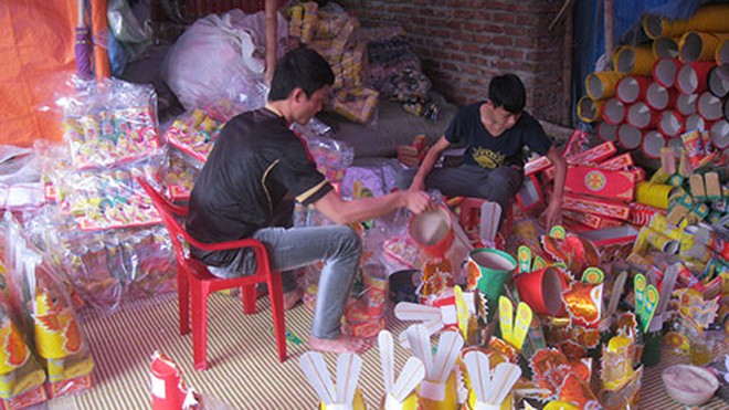Làng vàng mã Đông Hồ (tỉnh Bắc Ninh) tấp nập vào vụ sản xuất phục vụ Tết Ảnh: Nguyễn Hưởng