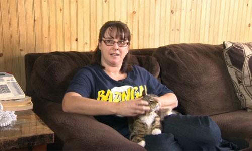 Clarke-Murphy chơi đùng cùng mèo Mittens tại nhà ở thị trấn Heart's Desire, thuộc tỉnh Newfoundland và Labrador. Ảnh: CBC News.
