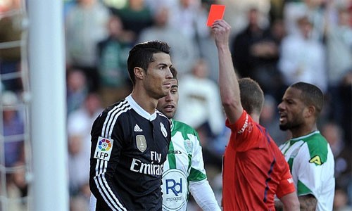 Ronaldo lĩnh thẻ đo vì pha đá nguội với Edimar (phải). Ảnh: AFP.