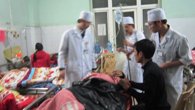 Các bác sĩ Bệnh viện đa khoa tỉnh đang nỗ lực để cứu sống các nạn nhân trong vụ tai nạn.
