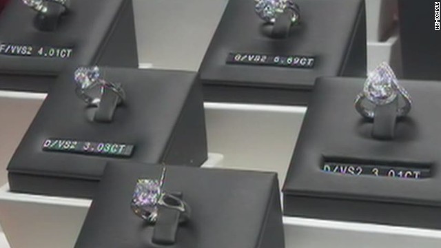 Nhẫn kim cương trong cửa hàng trang sức Hong Kong 