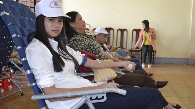 Học sinh THPT tham gia hiến máu
