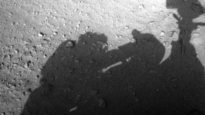 Hình ảnh giống bóng của một người đang làm việc trên thiết bị tự hành Curiosity ở sao Hỏa. Ảnh: NASA