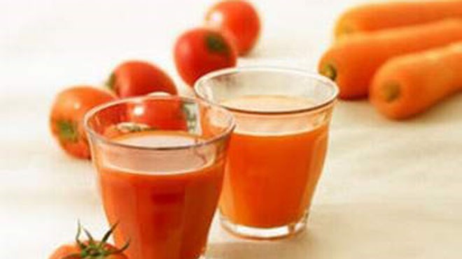 Nước ép cà rốt, cà chua là những đồ uống rất giàu vitamin A. Hình minh họa