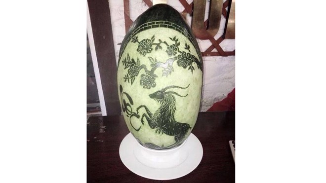 Dưa hấu khắc hình dê có giá bán 350.000 đồng/quả 10 kg được nhiều người yêu thích. Ảnh Tú Anh