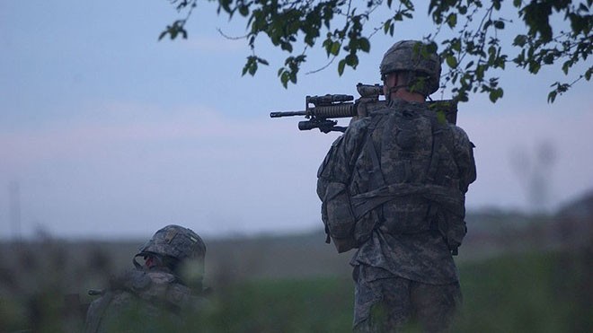 Hai binh lính làm nhiệm vụ chống bắn tỉa thuộc Sự đoàn kỵ binh 1, lục quân Mỹ đóng tại căn cứ Nineveh, Iraq. Ảnh: Wikipedia