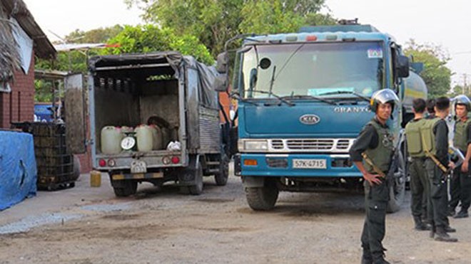Lực lượng cảnh sát cơ động vây xe tải chứa xăng máy bay trộm cắp tại điểm 206/6 Đào Trí.