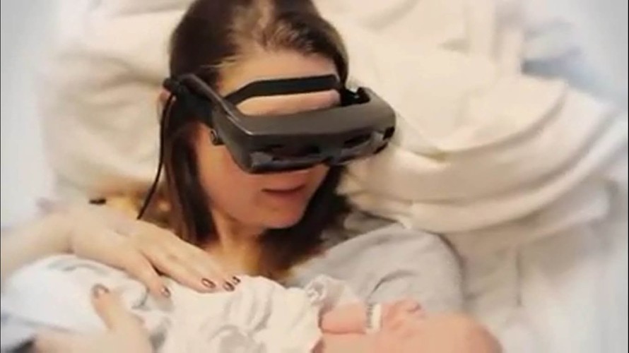 Người mẹ mù lần đầu thấy con nhờ kính điện tử