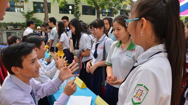 Ban tư vấn trả lời thắc mắc của học sinh trong chương trình Đưa trường học đến thí sinh 2015 do Báo Người Lao Động tổ chức Ảnh: TẤN THẠNH
