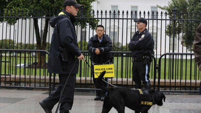 Cảnh sát canh gác bên dãy rào chắn tạm thời được lắp đặt ngoài Nhà Trắng, ở phía đại lộ Pennsylvania. Ảnh: Reuters