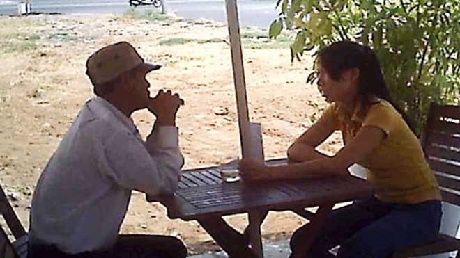Ông Thu đang tư vấn “chữa bệnh” cho bệnh nhân tại quán cà phê ở Q.7 - Ảnh: Lam Ngọc cắt từ clip
