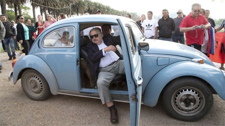 Tổng thống Jose Mujica của Uruguay bước ra từ chiếc xe VW Beetle đời 1987 của ông.