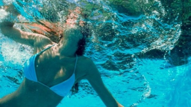 Đã bao giờ bạn tự hỏi liệu bơi lội có giúp bạn giảm cân không?
