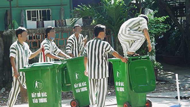Các phạm nhân đang làm vệ sinh tại trại tạm giam Chí Hòa, TP.HCM. 