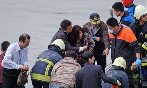 Một nạn nhân trong vụ tai nạn máy bay của hãng TransAsia Airways được giải cứu. Ảnh: CNA