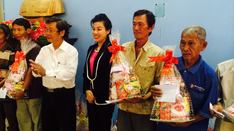 Bà Huỳnh Thị Lan Phương- Phó Tổng giám đốc VWS trao quà cho các hộ dân cận nghèo ở các xã Đa Phước và Qui Đức