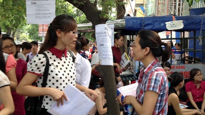 Các thí sinh đăng ký tham dự thi kì thi công chức Hà Nội năm 2014.