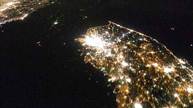 Bức ảnh vệ tinh của NASA chụp hồi tháng 2/2014 cho thấy Triều Tiên tối om, nằm ở giữa Trung Quốc (góc trái) và Hàn Quốc (góc phải). Thủ đô Bình Nhưỡng chỉ là một đốm sáng nhỏ . Ảnh: Reuters.