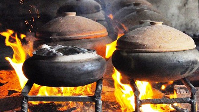 Những ngày cuối năm, bếp các gia đình trong xã Nhân Hậu đều đỏ lửa nấu cá. 