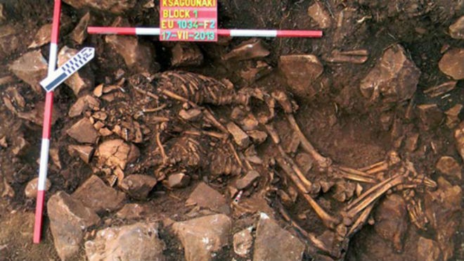 Hai bộ xương được tìm thấy trong cùng một nơi chôn cất. Bộ Văn hóa Hy Lạp công bố hình ảnh này. Ảnh: AP