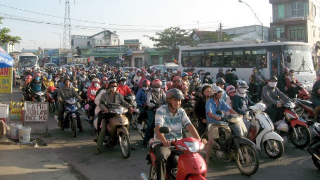 Xe cộ nhích chậm chạp trên Quốc lộ 60, đoạn qua địa bàn TP.Mỹ Tho tỉnh Tiền Giang 