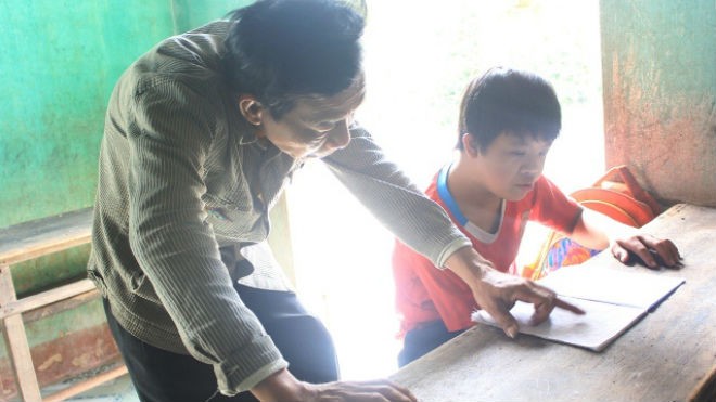 Thầy Trai tận tình chỉ dạy cho học trò nghèo thoát mù chữ ở vùng quê Phú Vang, Thừa Thiên Huế 
