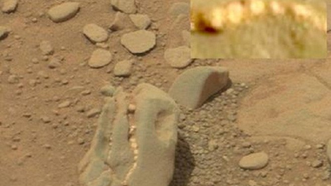 Hình ảnh khối đá được cho là giống sọ khủng long trên sao Hỏa. Ảnh: UFO Sightings Daily