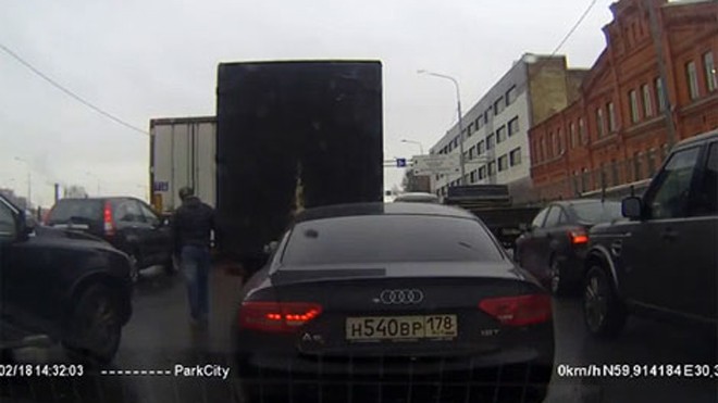 Tài xế xe Audi rút dao đâm thủng lốp xe tải