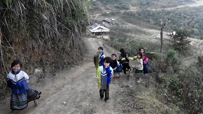 Học sinh bản Háng Tàu hồn nhiên, vui vẻ trên đường đến trường. (Ảnh: Việt Hùng/Vietnam+)