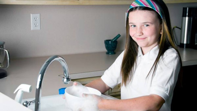 Rửa bát bằng tay giúp trẻ ít bị dị ứng hơn