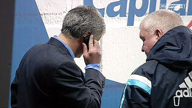 Jose Mourinho gọi điện thoại cho vợ báo tin vui.