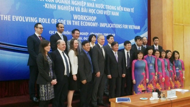Cựu Thủ tướng Anh Tony Blair chụp ảnh kỷ niệm cùng Bộ trưởng KH&ĐT Việt Nam Bùi Quang Vinh.