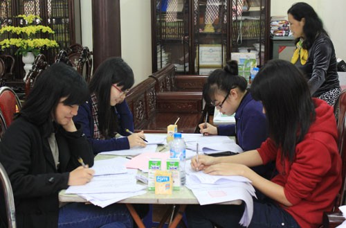 Người nhận viết sớ chủ yếu là sinh viên khoa tiếng Trung các trường đại học tại Hà Nội. Ảnh: Thanh Hòa.