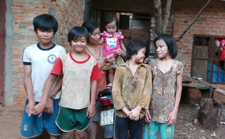 Bà Mỳ cùng 5 đứa con trước căn nhà của gia đình