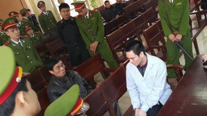 Lý Nguyễn Chung nói chuyện với bố trong khi chờ nghị án