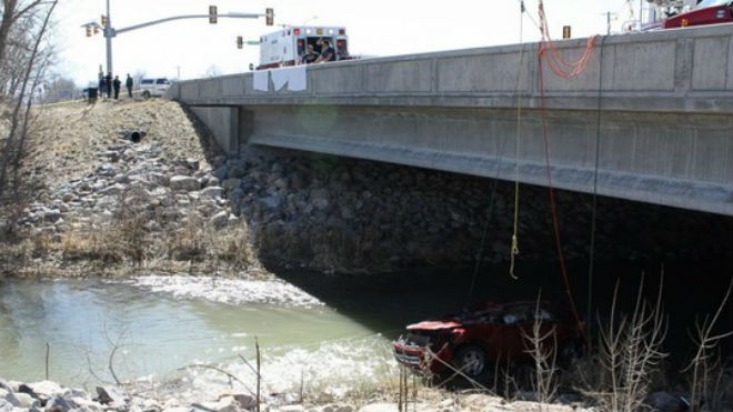 Chiếc xe được kéo vào bờ sông. Ảnh: Spanish Fork City Police Department