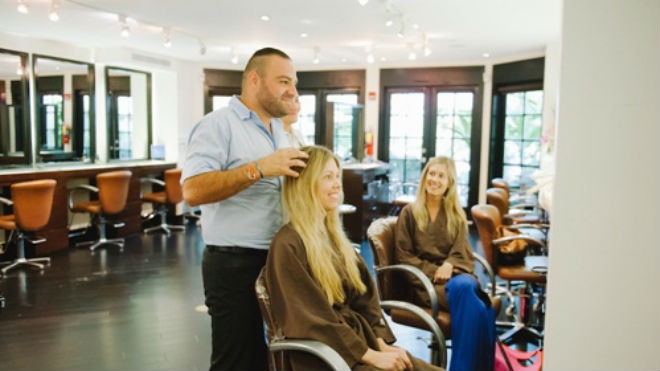 Frédéric Fekkai đang tạo mẫu tóc cho khách hàng.