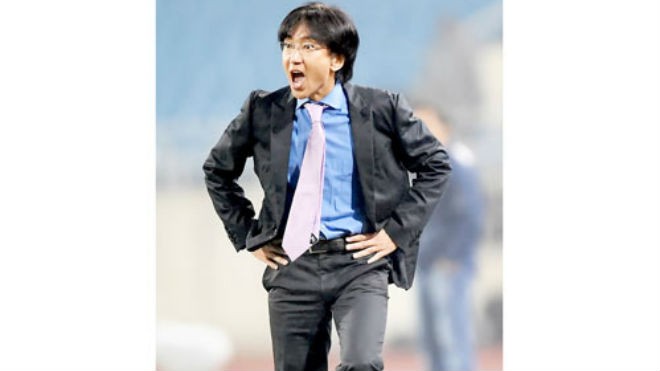HLV Miura luôn thúc giục các học trò trong suốt trận đấu. Ảnh: QUANG THẮNG