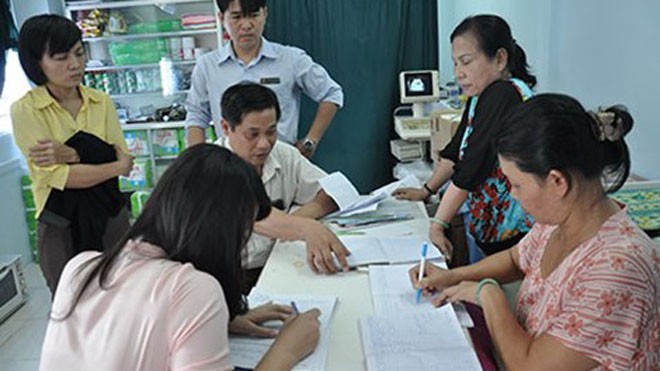 Bà Hoa, bà Ngàn (bên phải) đang làm việc với Thanh tra Sở Y tế TP.HCM. Ảnh: TÙNG SƠN
